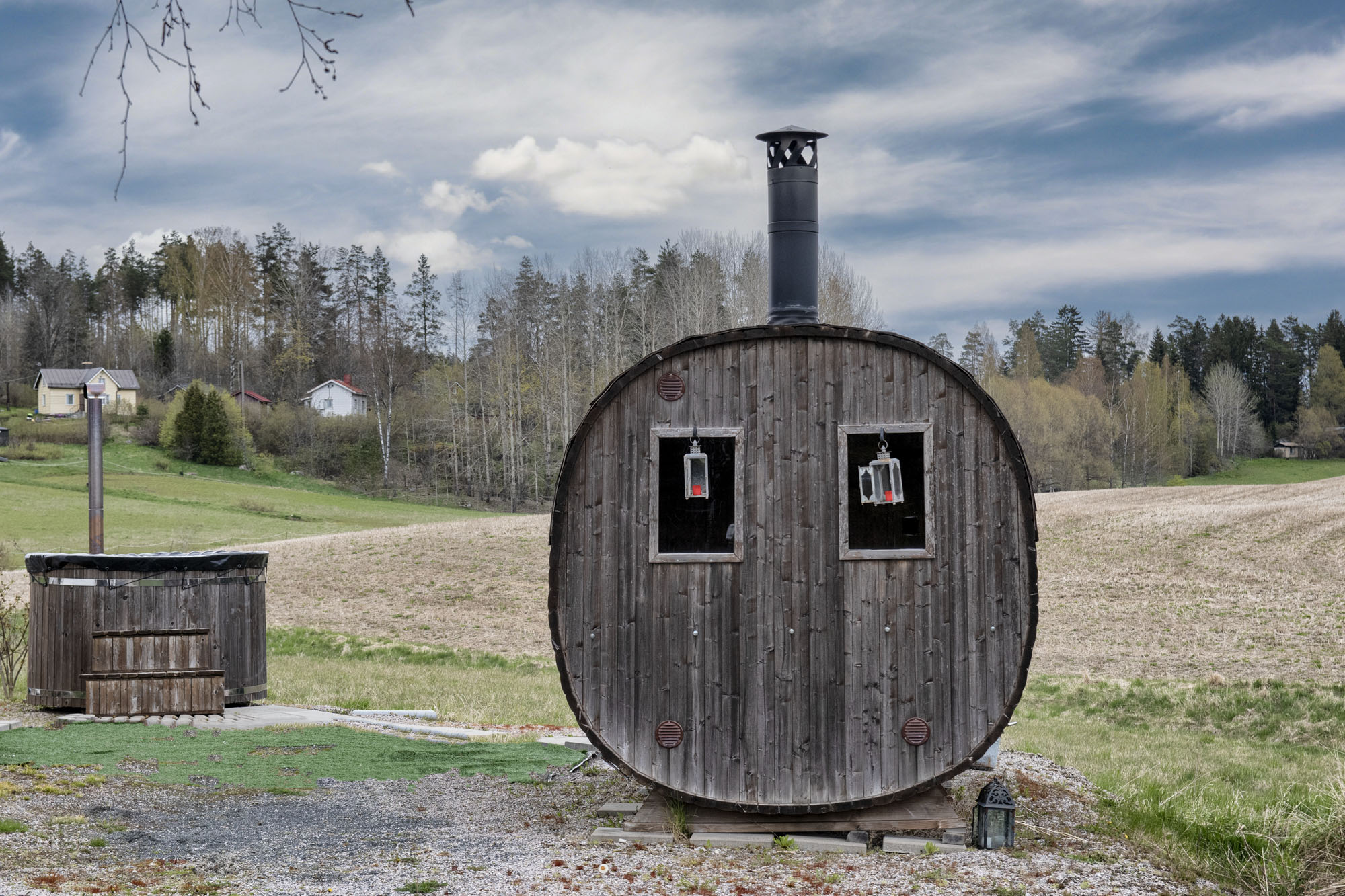 Puulämmitteinen tynnyrisauna pihapiirissä